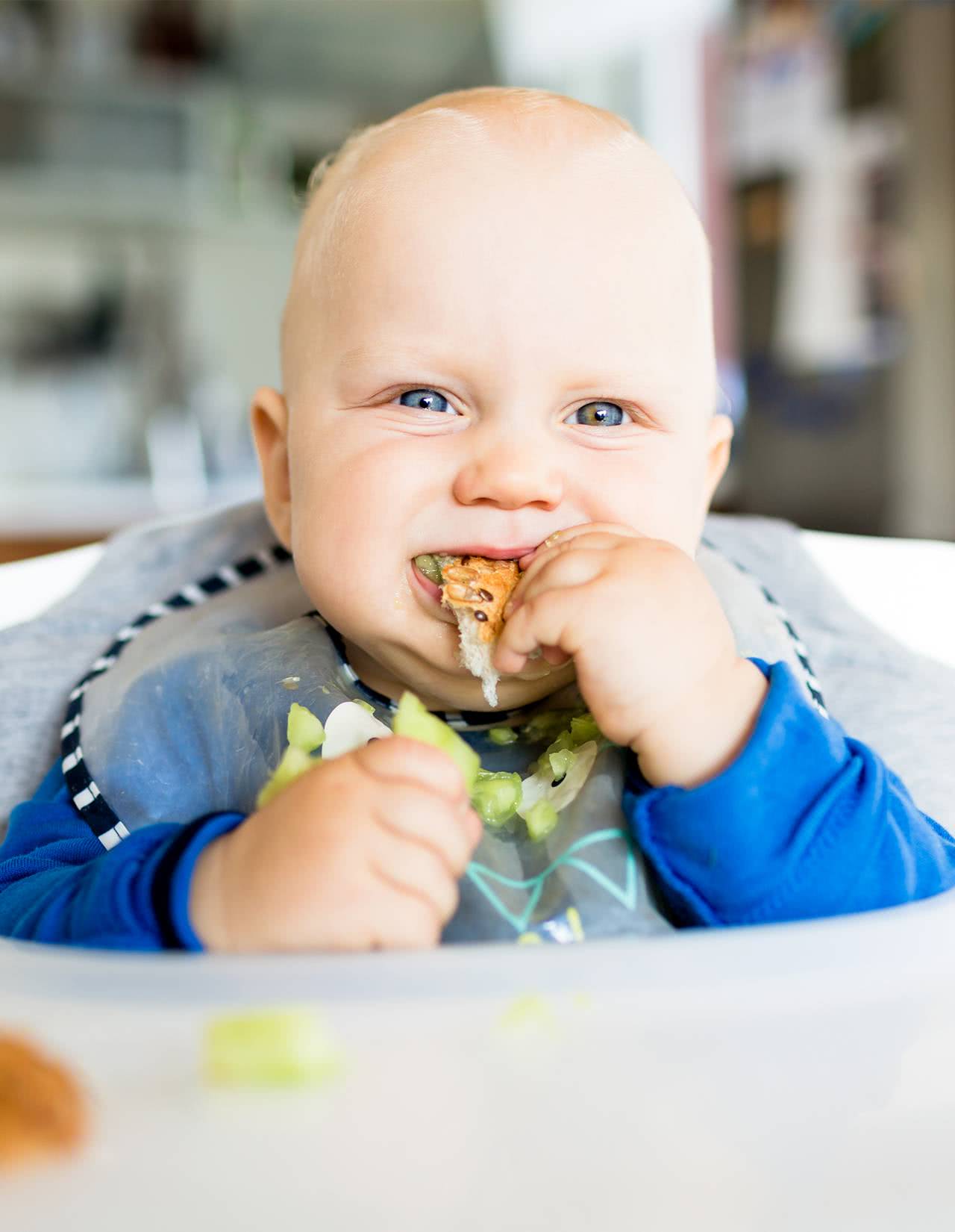 Baby-led Weaning: Lassen Sie Ihr Baby feste Nahrung selbst entdecken